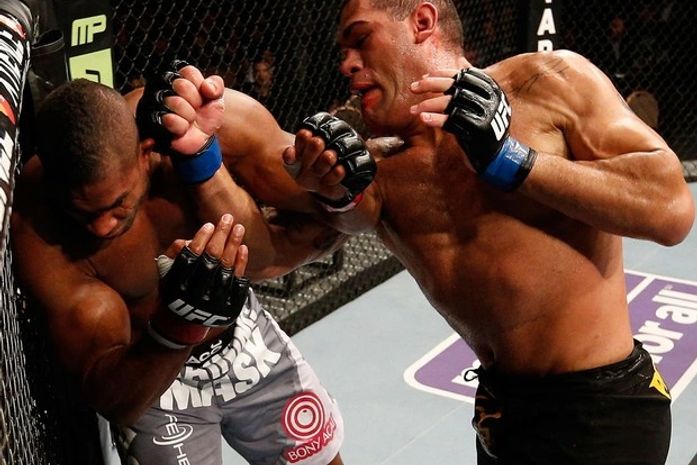 Pezão vence Overeem por nocaute técnico