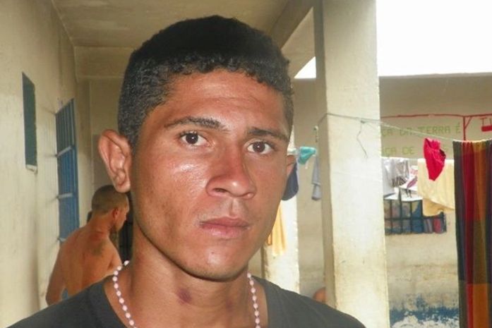 Ladrão invade casa, vítima o persegue e é espancada