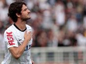 Com gol de Alexandre Pato na estreia, Timão massacra o Oeste