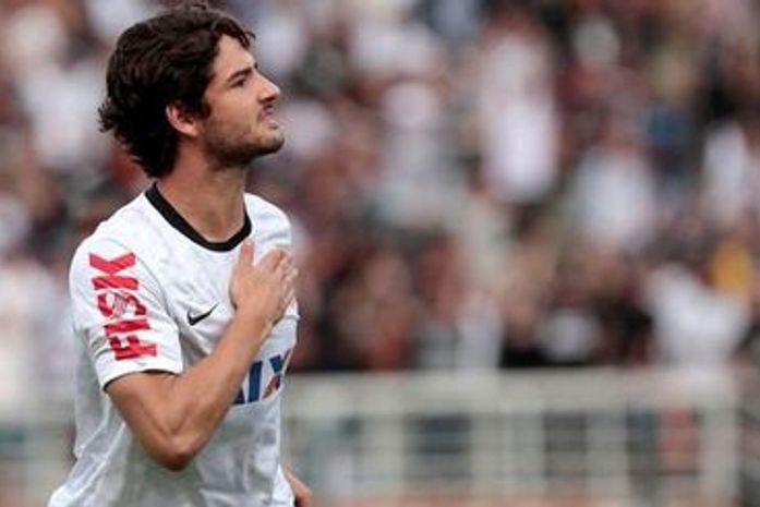 Com gol de Alexandre Pato na estreia, Timão massacra o Oeste