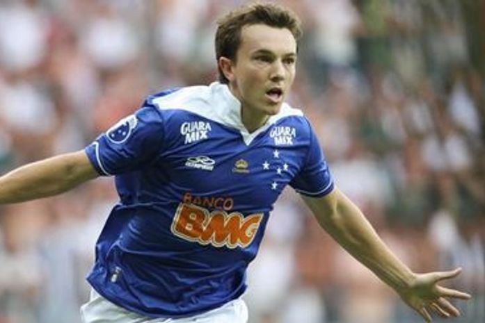 Cruzeiro vence o Atlético-MG na reinauguração do Mineirão