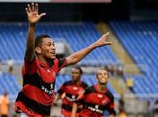 Sob chuva intensa, Hernane dá vitória a Flamengo no Engenhão