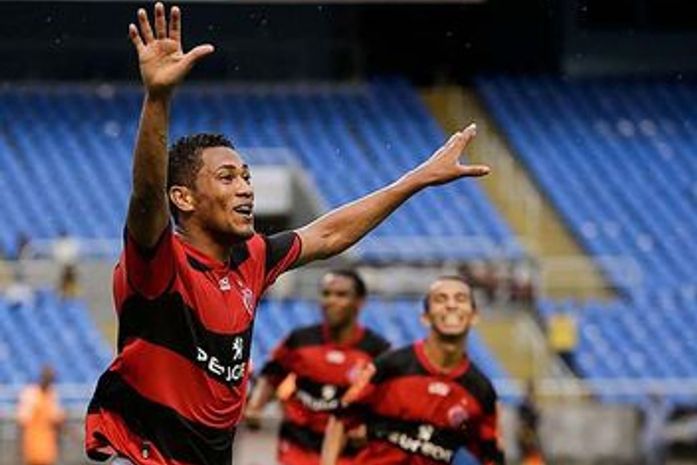 Sob chuva intensa, Hernane dá vitória a Flamengo no Engenhão