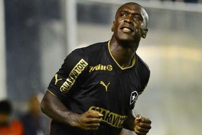 Seedorf brilha, faz 3 gols e chora ao lembrar da avó