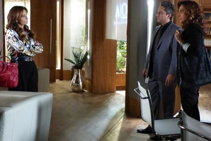 Não me engana! Helô confronta Wanda na frente de Stenio