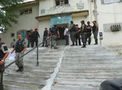 Polícia prende 12 e apreende armas e drogas em três cidades