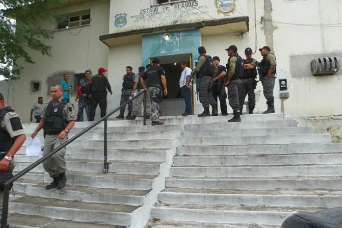 Polícia prende 12 e apreende armas e drogas em três cidades