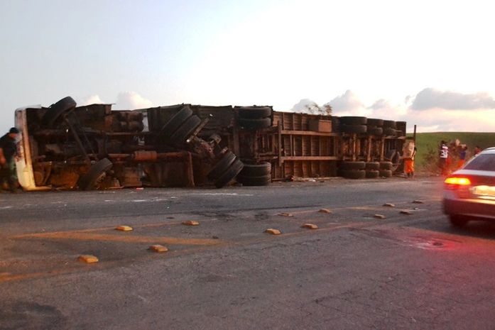 Carreta tombou e carga foi saqueada na BR 101