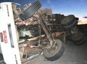 Carreta tombou e carga foi saqueada na BR 101