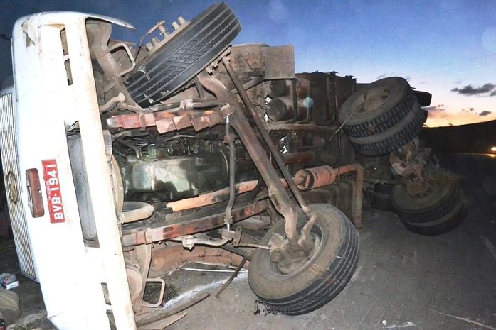 Carreta tombou e carga foi saqueada na BR 101