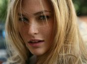 Bar Refaeli com nerd chama atenção entre comerciais. Assista