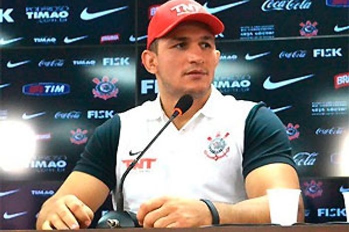 Cigano ironiza derrota de Overeem e pede terceira luta com Velasquez