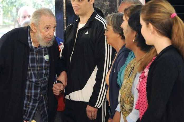 Fidel diz que Chávez "está muito melhor" e "se recuperando"