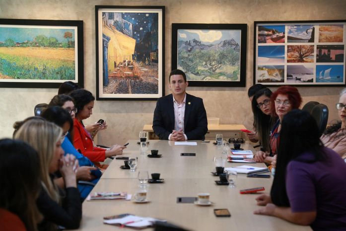 Delegado-geral recebe movimentos de mulheres e família de jovem vítima de feminicídio