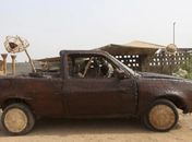 Envelopar? Que nada, nigeriano cobre o carro inteiramente com vime