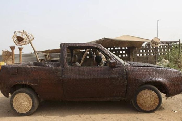 Envelopar? Que nada, nigeriano cobre o carro inteiramente com vime