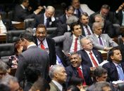 Tiririca conta piada para Romário durante eleição na Câmara