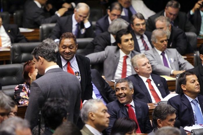 Tiririca conta piada para Romário durante eleição na Câmara