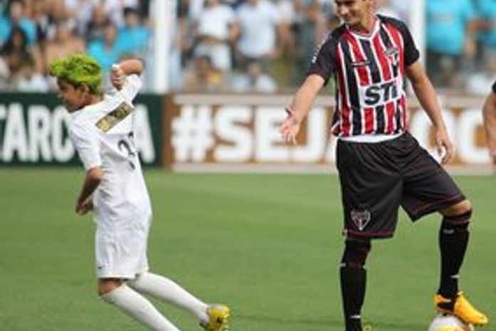 Garoto que fez pegadinha com Ganso escapa de bronca e diverte até os pais