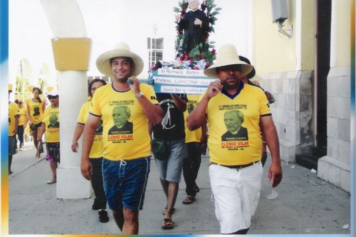 Prefeito Clenio Vilar carregando charola de Padre Cícero.