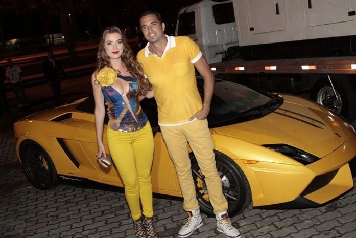 'Quarenta anos com carinha de menino', diz Latino ao festejar nova idade