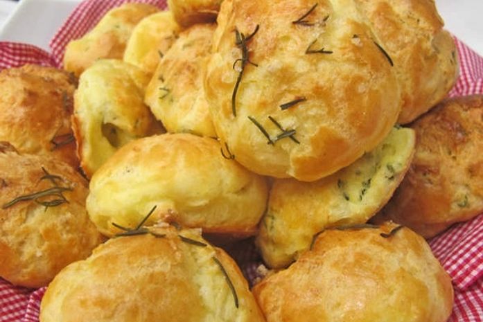 Servido bem quente, pão de queijo francês tem receita bem prática