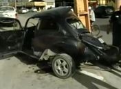 Forte colisão com poste deixa veículo destruído e condutor ferido