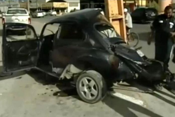 Forte colisão com poste deixa veículo destruído e condutor ferido