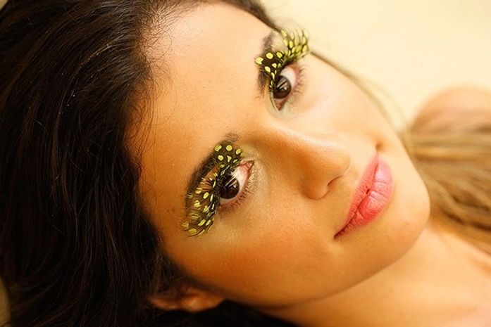 Confira duas opções de maquiagem com cílios coloridos para o carnaval