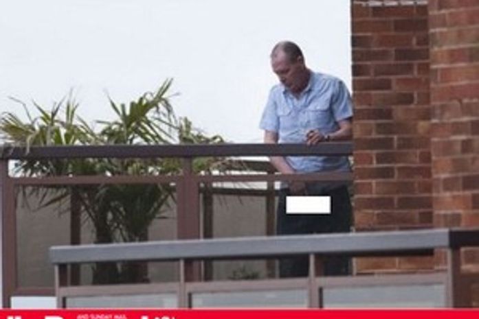 Vítima de alcoolismo, Gascoigne é flagrado urinando na varanda de casa