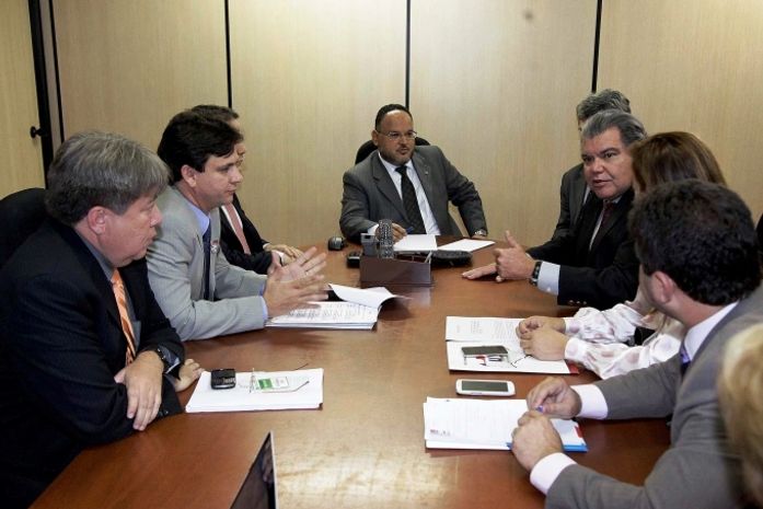 Presidente da AMA vai ao MEC em busca de recursos