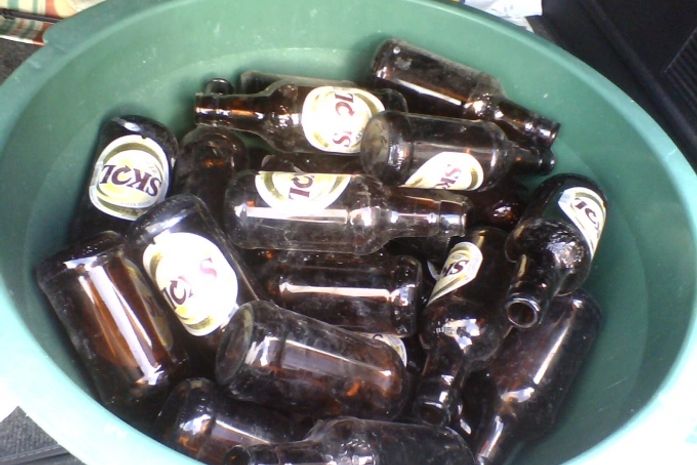 Carro estava cheio de garrafas de cerveja