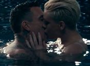 Clima ficou quente! Pink lança novo clipe com cenas quentes entre ela e o marido