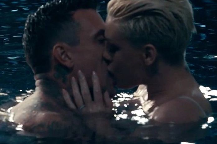 Clima ficou quente! Pink lança novo clipe com cenas quentes entre ela e o marido