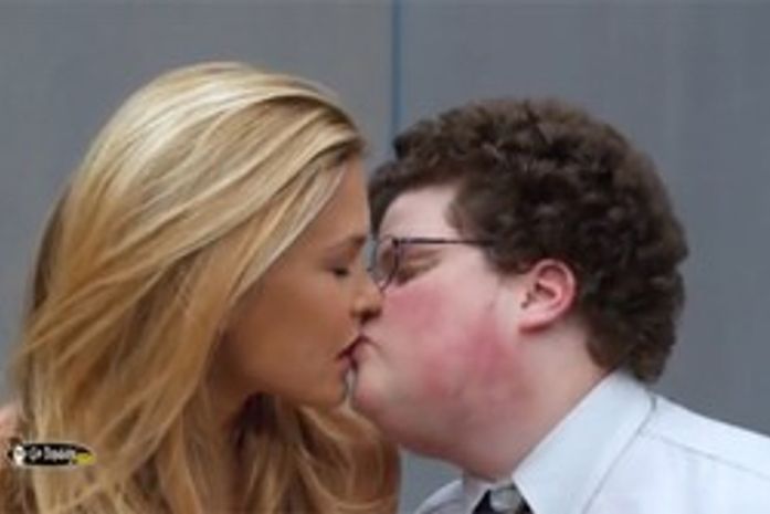 'Gordinho nerd' beijado por modelo Bar Refaeli em comercial faz sucesso