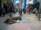 Tubulação rompe, obra não é concluída e atrapalha movimento