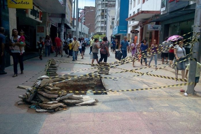 Tubulação rompe, obra não é concluída e atrapalha movimento