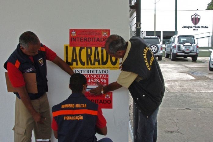 Prefeitura e Corpo de Bombeiros interditam clubes de Maceió