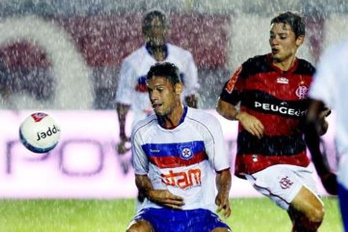 Com Hernane 'Brocador' e um Rafinha inspirado, Fla bate Friburguense