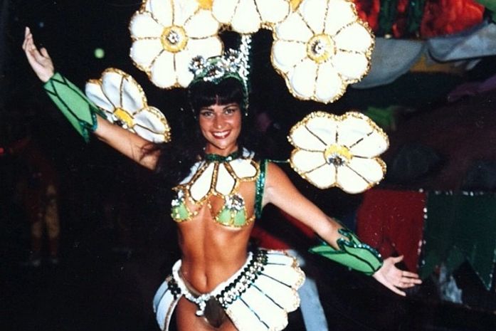 Solange Gomes posta foto de estreia no carnaval: 'Onde tudo começou'