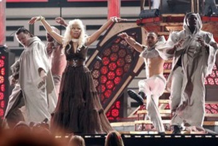 Canal não quer que celebridades 'paguem peitinho' no Grammy, diz site