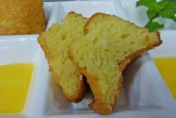 Com farinha de amêndoa, bolo de laranja fica bem molhadinho; confira