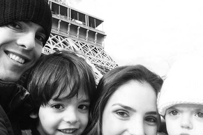 Kaká passeia em Paris com a família e posta foto
