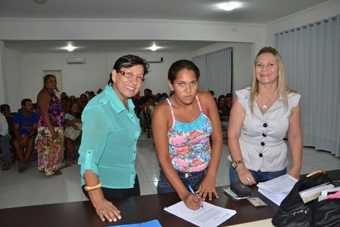 Santana Mariano assina contrato para construção de casas populares, em Major Isidoro