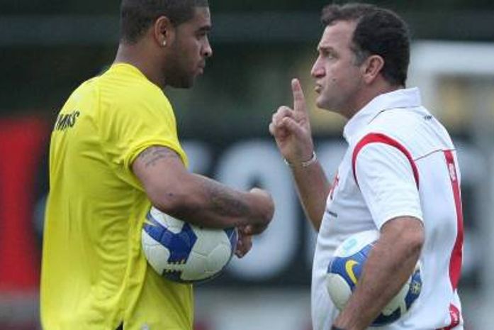 Cuca descarta Adriano no Atlético-MG: 'Chance zero'