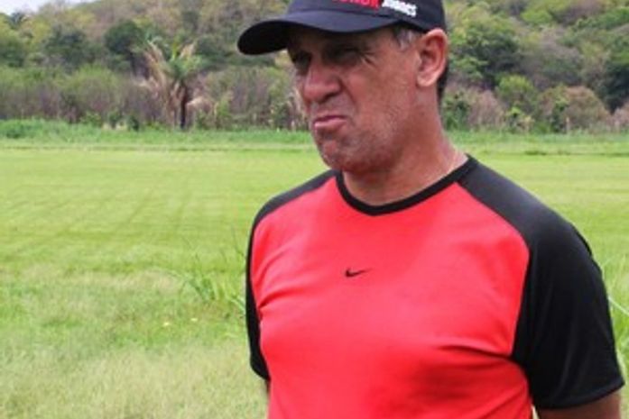 Celso Teixeira pega dois jogos de suspensão