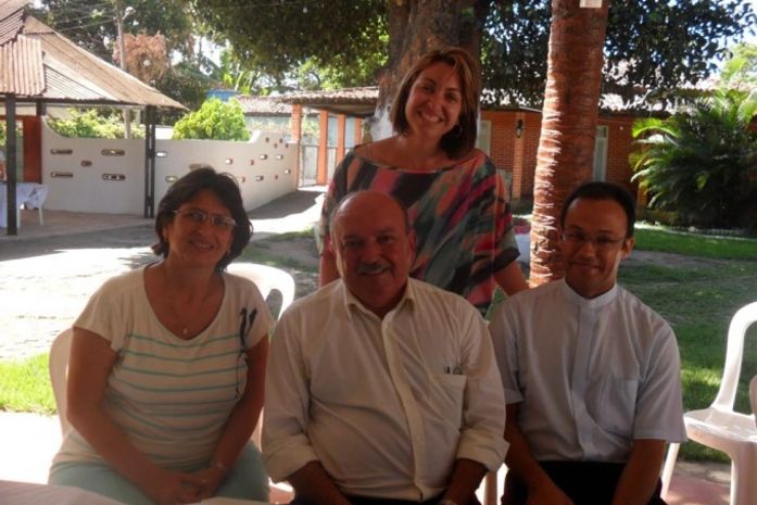 A primeira Dama, do Pilar Valérica Canuto ao lado do prefeito Carlos Alberto, do padre Charles, vigário da Chá do Pilar e em pé Thais Canuto.