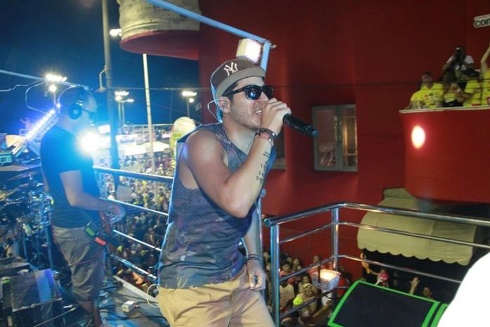 'Sou folião disfarçado de cantor', diz Tomate no carnaval de Salvador