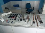 Celulares e armas artesanais foram achadas em celas de delegacia