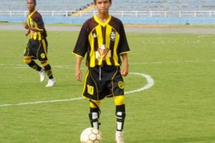 Clube que revelou Rafinha lembra de mecanismo ao qual tem direito